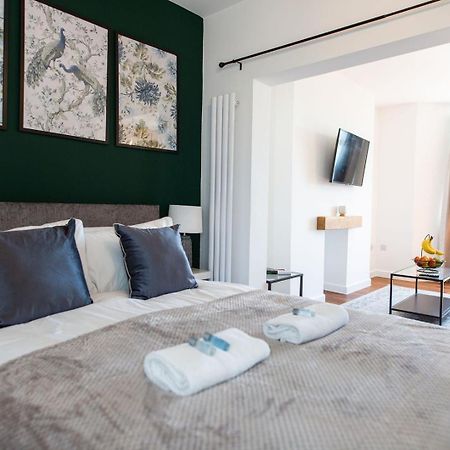 Studio Apartment With 65" Smart Tv Newport Kültér fotó