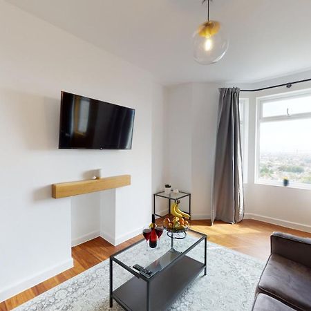 Studio Apartment With 65" Smart Tv Newport Kültér fotó