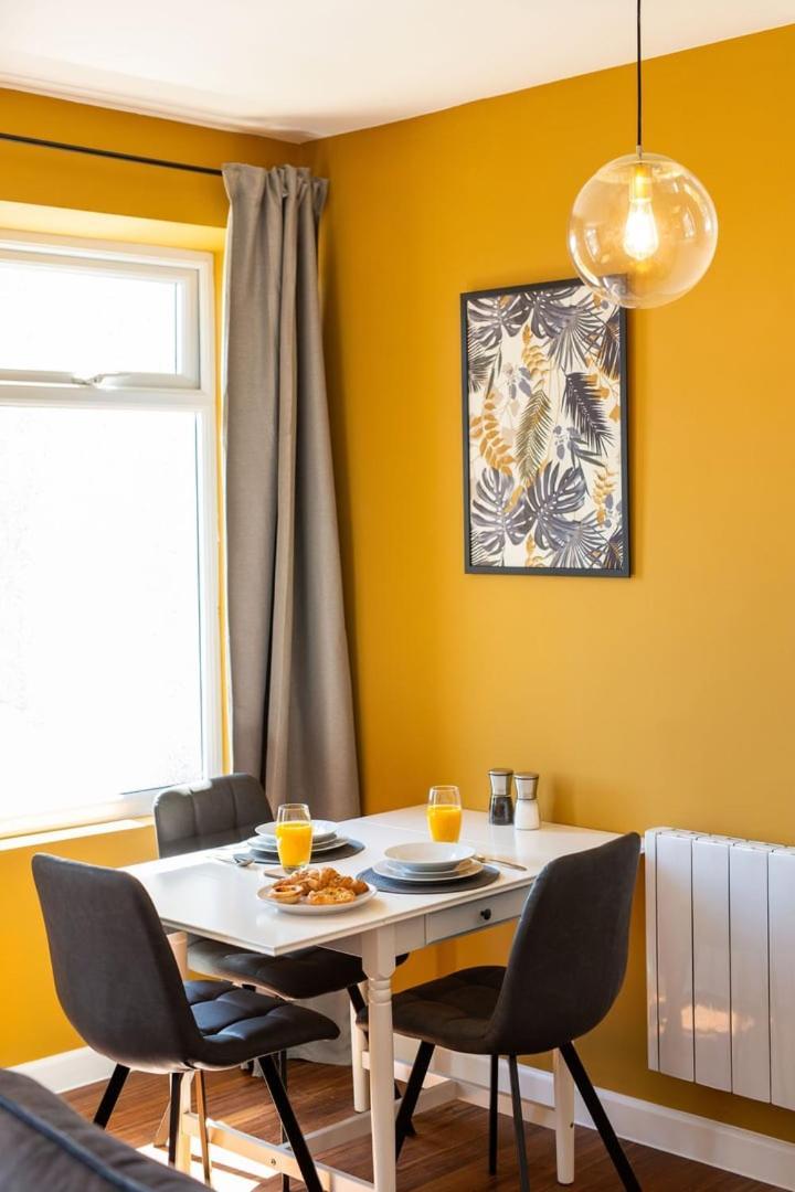 Studio Apartment With 65" Smart Tv Newport Kültér fotó