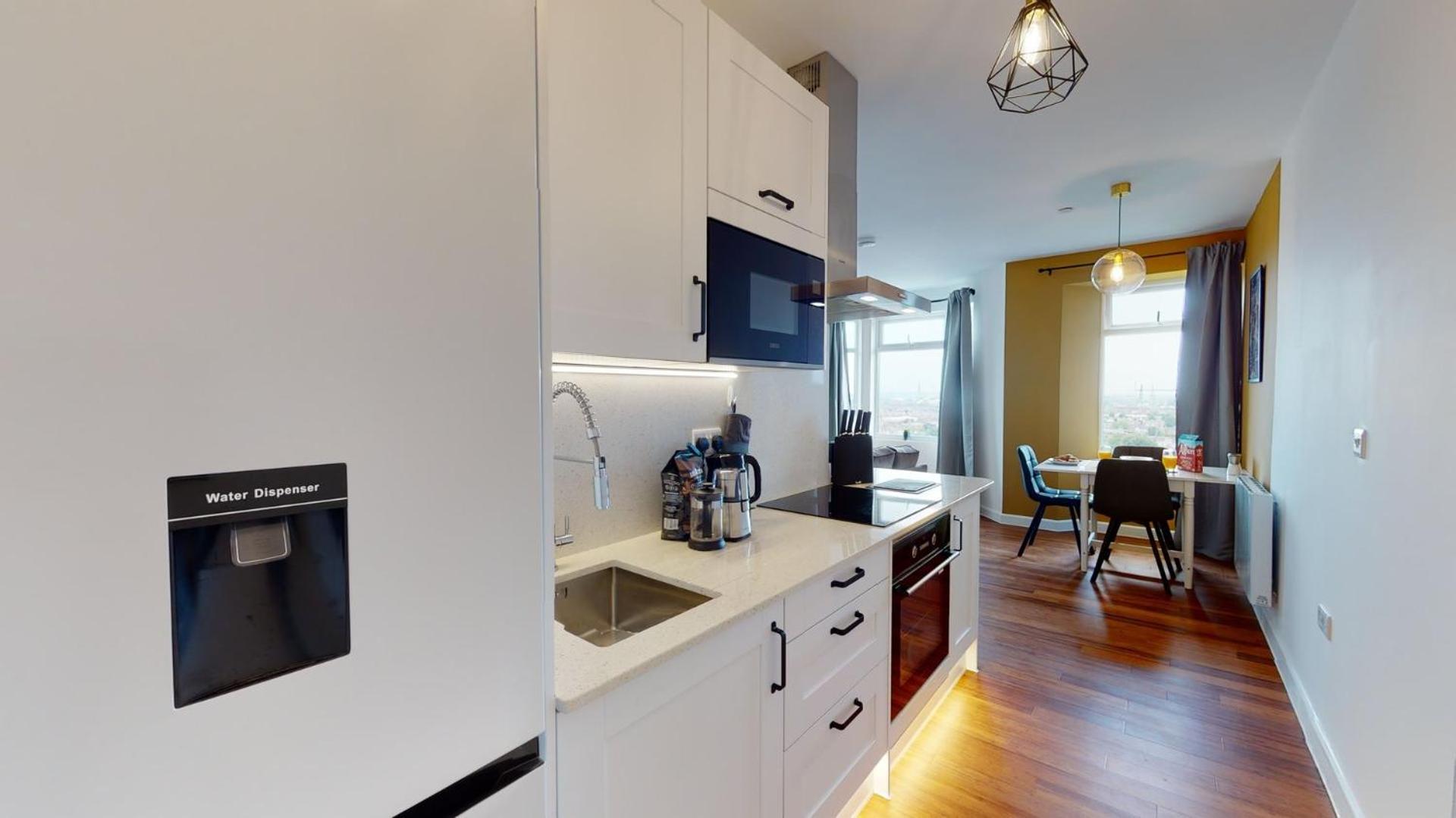 Studio Apartment With 65" Smart Tv Newport Kültér fotó