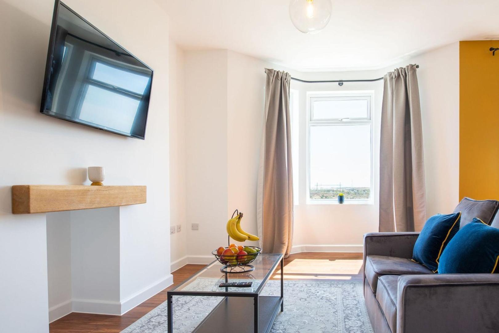 Studio Apartment With 65" Smart Tv Newport Kültér fotó