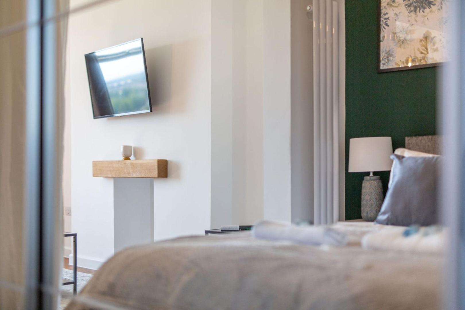 Studio Apartment With 65" Smart Tv Newport Kültér fotó