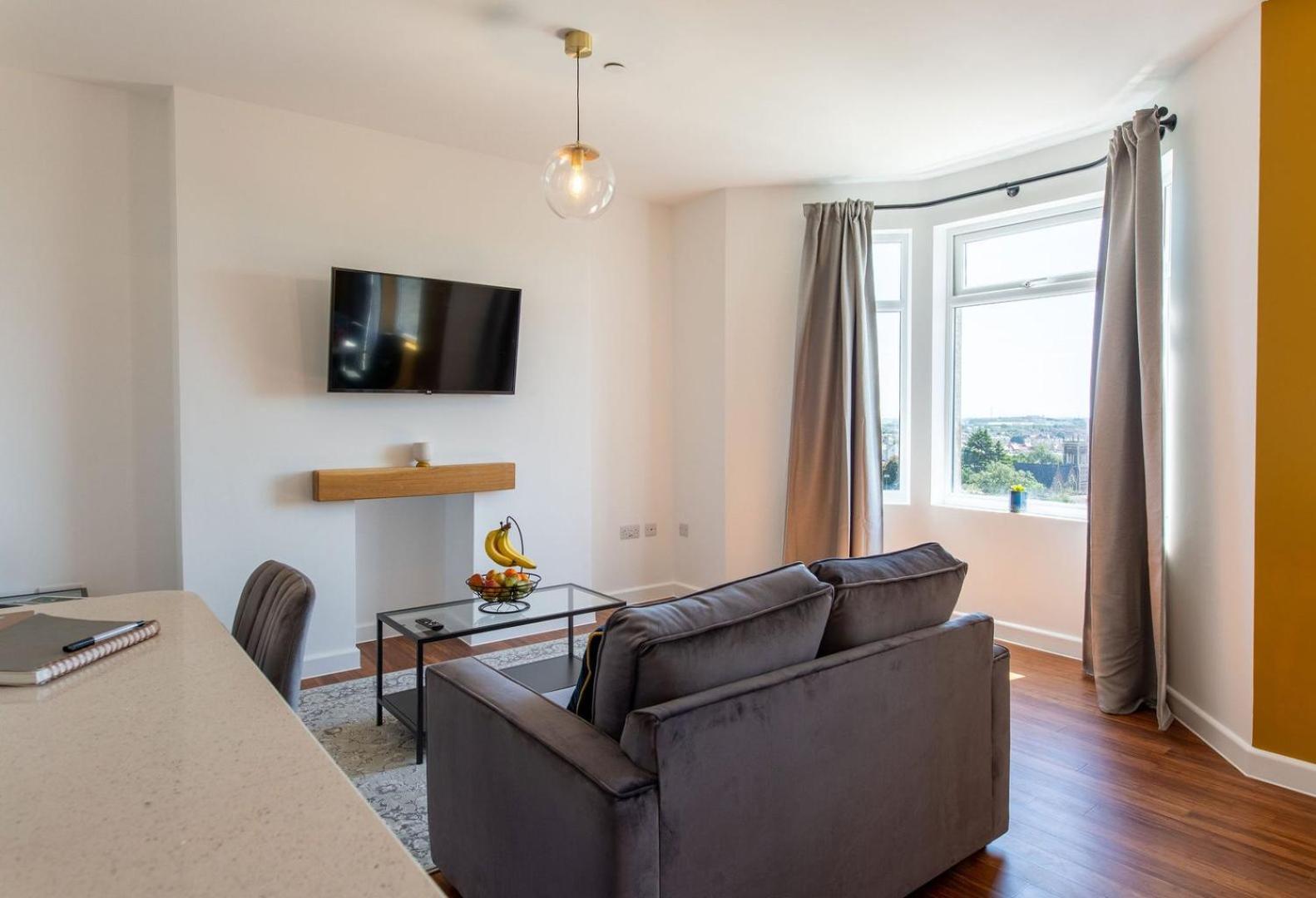 Studio Apartment With 65" Smart Tv Newport Kültér fotó