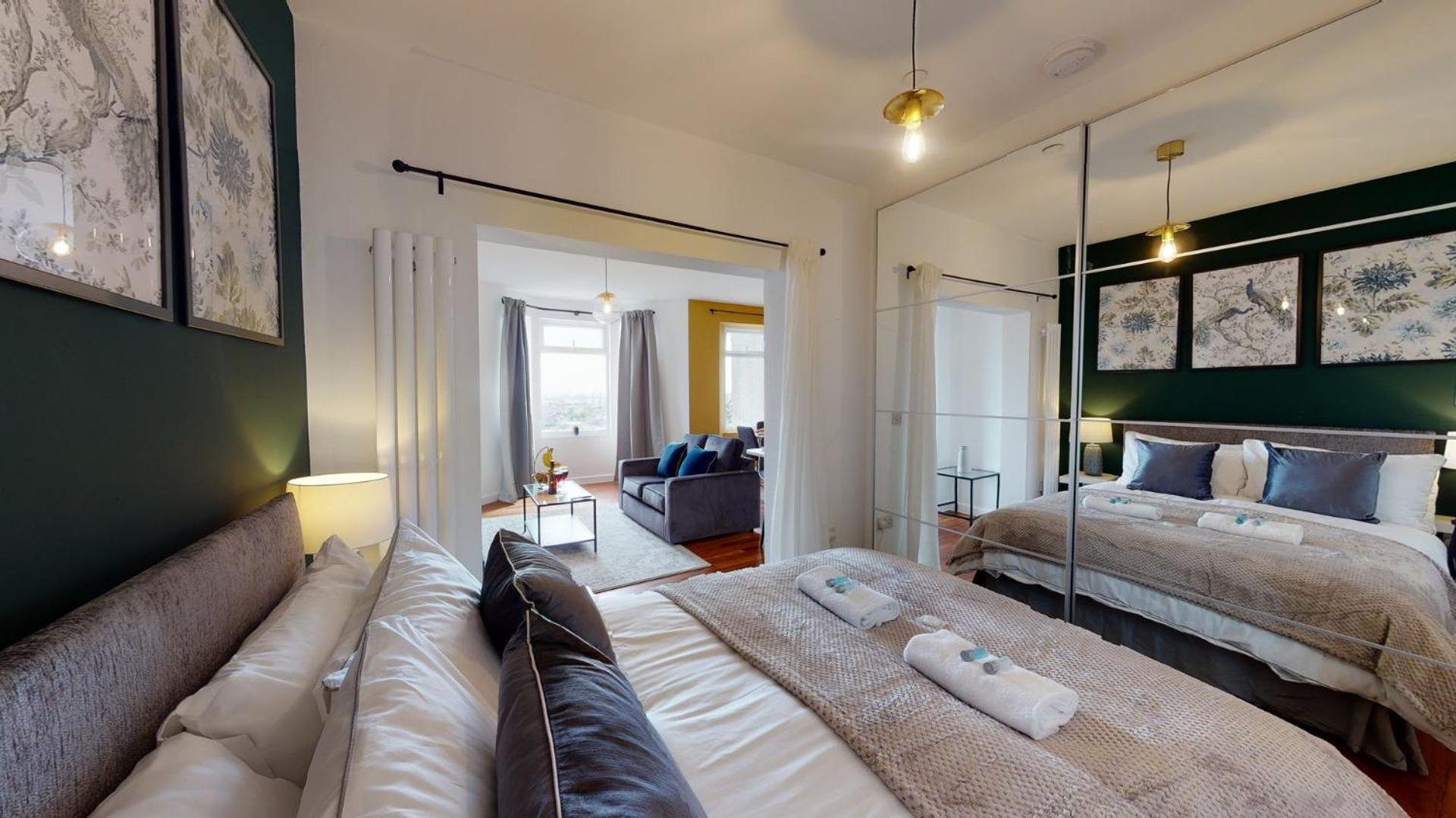 Studio Apartment With 65" Smart Tv Newport Kültér fotó