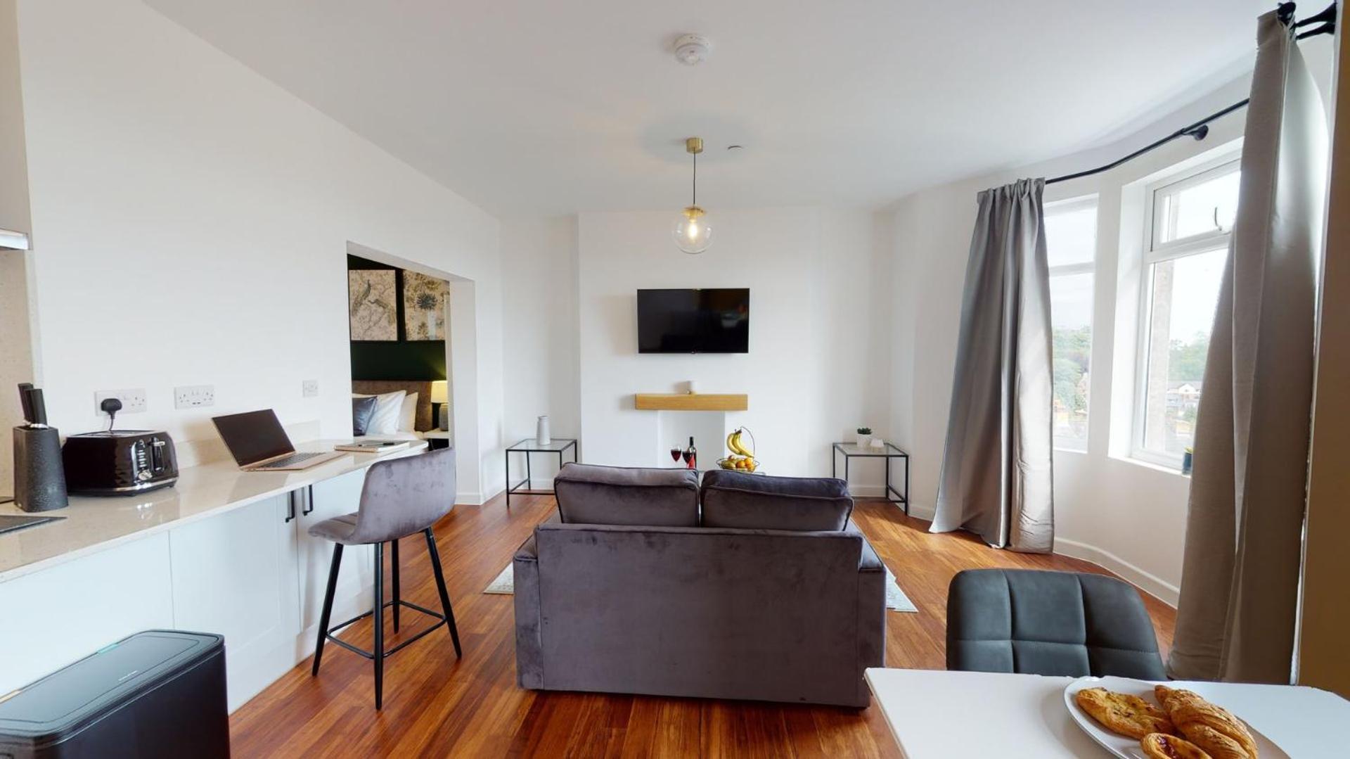 Studio Apartment With 65" Smart Tv Newport Kültér fotó