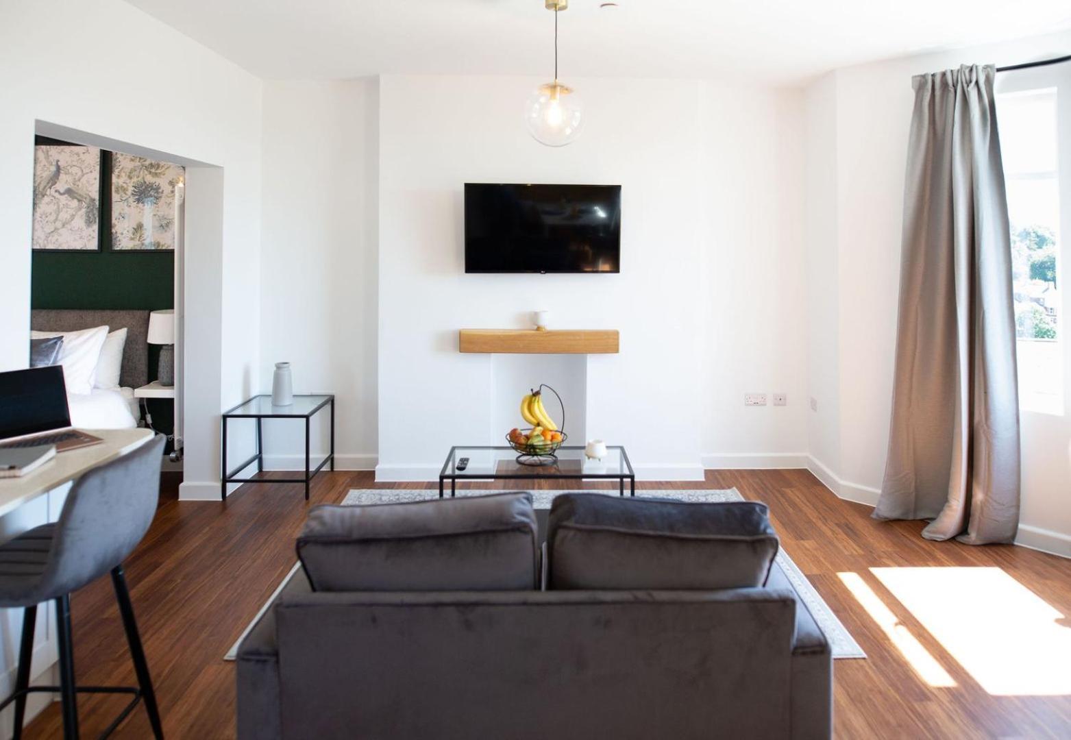 Studio Apartment With 65" Smart Tv Newport Kültér fotó