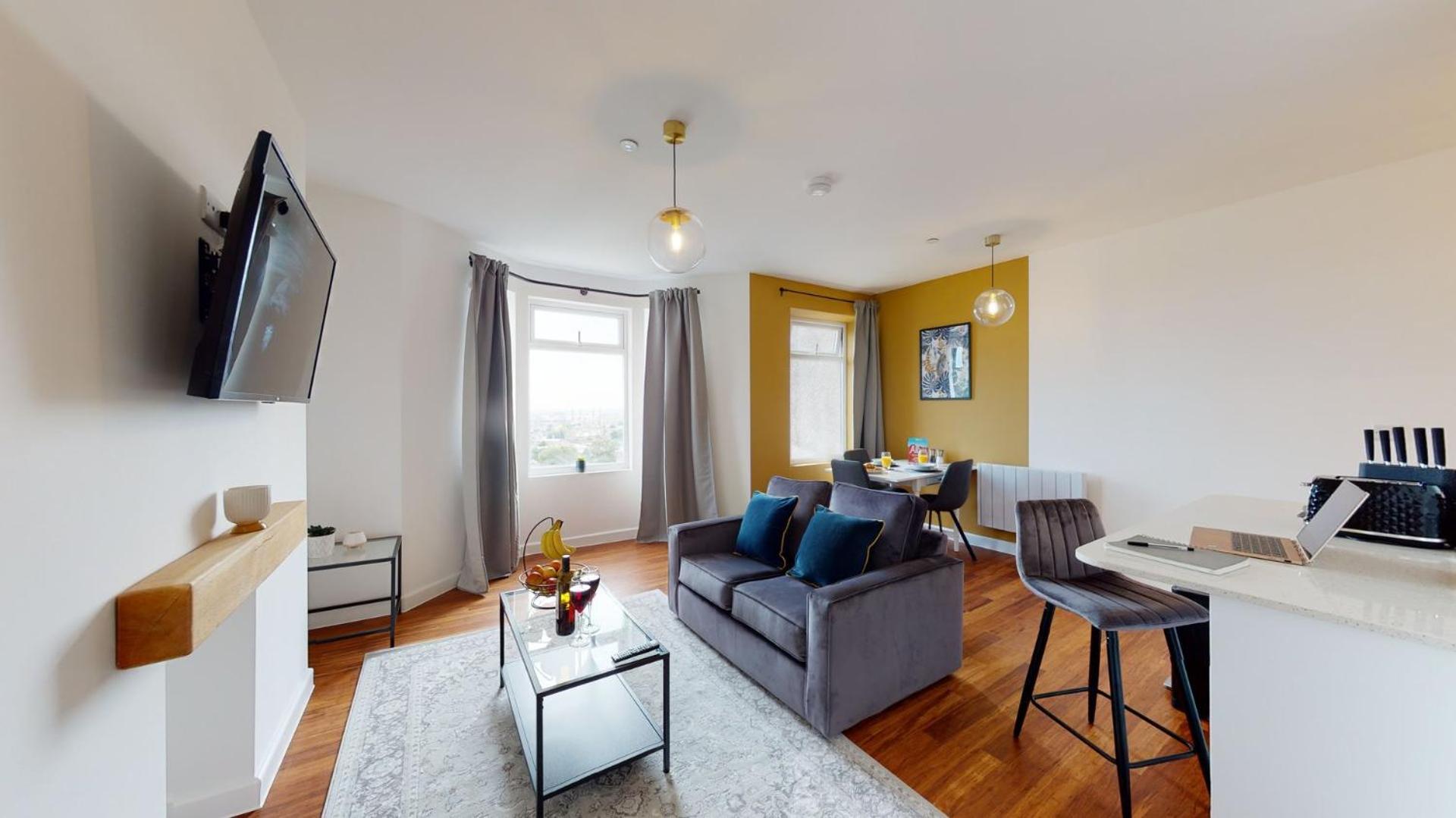 Studio Apartment With 65" Smart Tv Newport Kültér fotó
