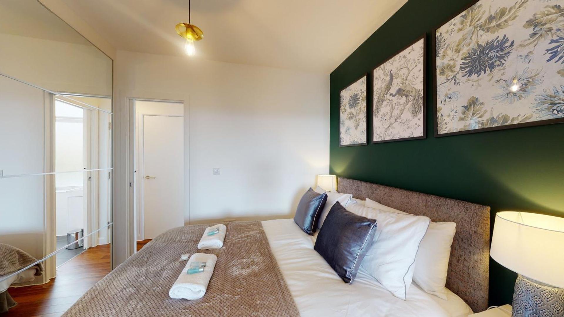 Studio Apartment With 65" Smart Tv Newport Kültér fotó