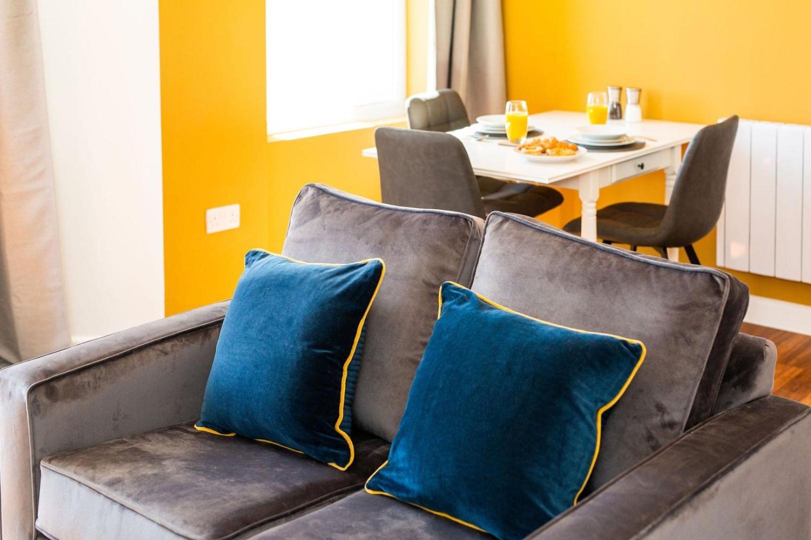 Studio Apartment With 65" Smart Tv Newport Kültér fotó