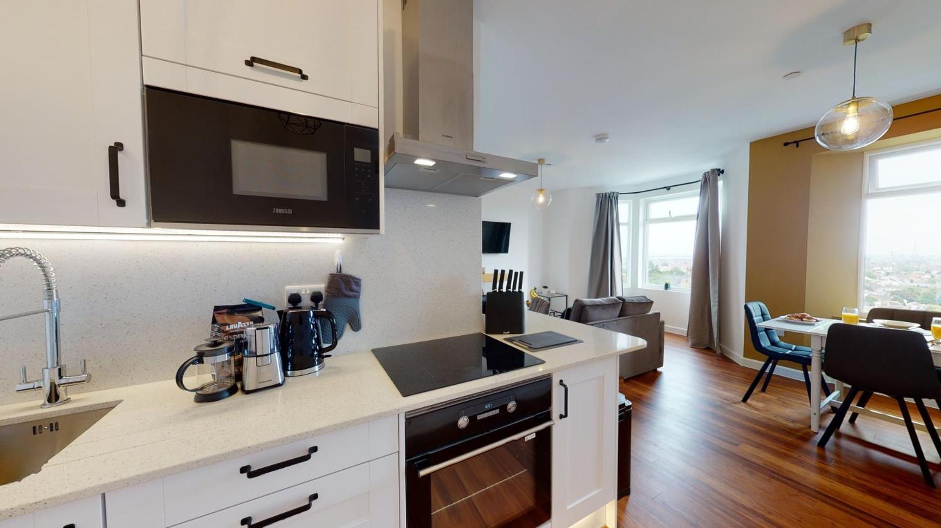 Studio Apartment With 65" Smart Tv Newport Kültér fotó