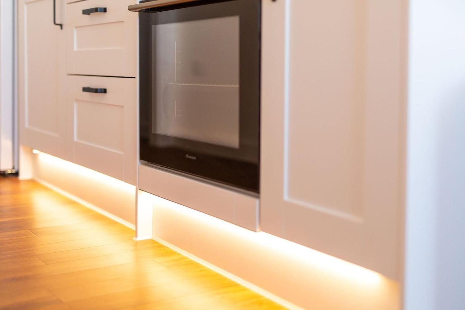 Studio Apartment With 65" Smart Tv Newport Kültér fotó