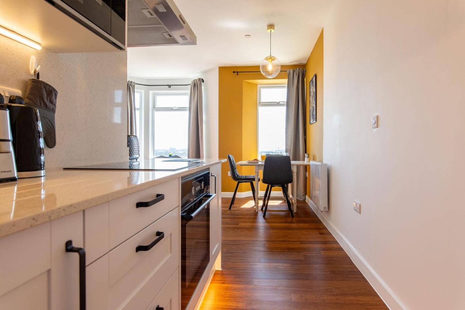 Studio Apartment With 65" Smart Tv Newport Kültér fotó