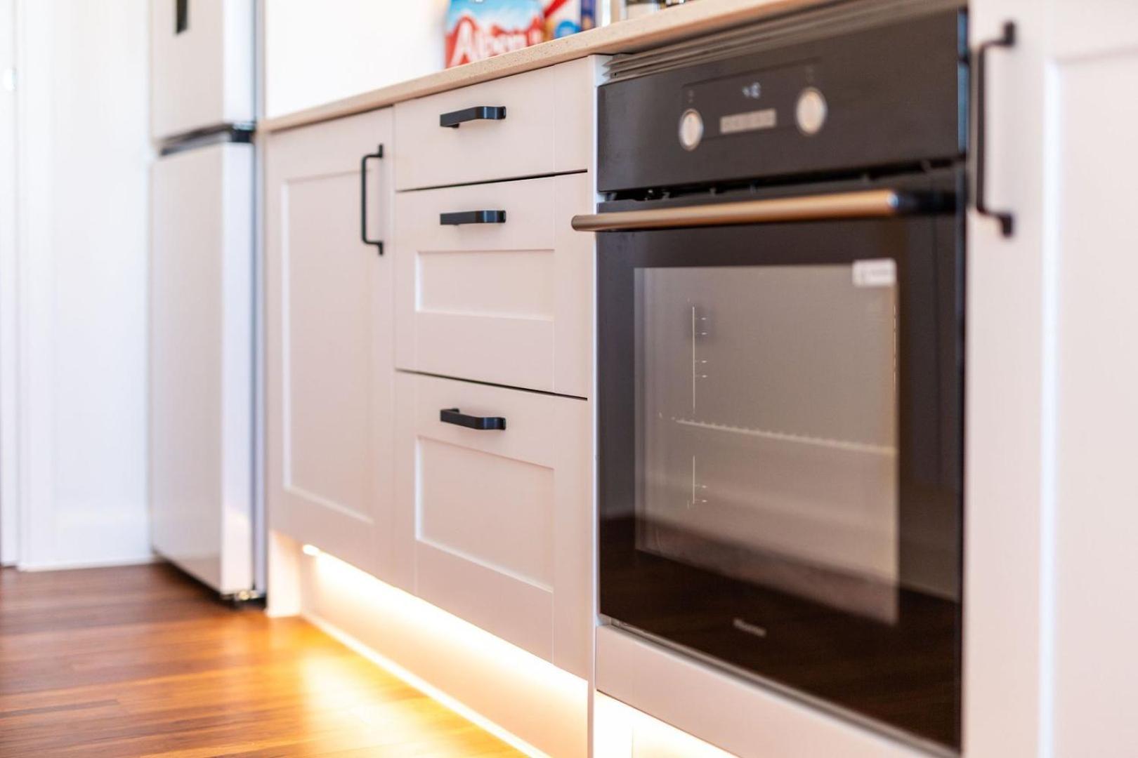 Studio Apartment With 65" Smart Tv Newport Kültér fotó
