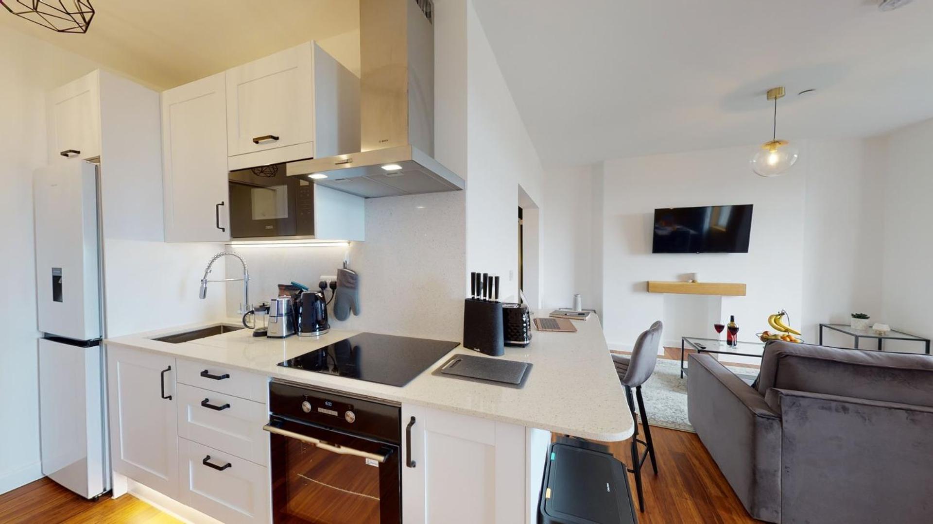 Studio Apartment With 65" Smart Tv Newport Kültér fotó