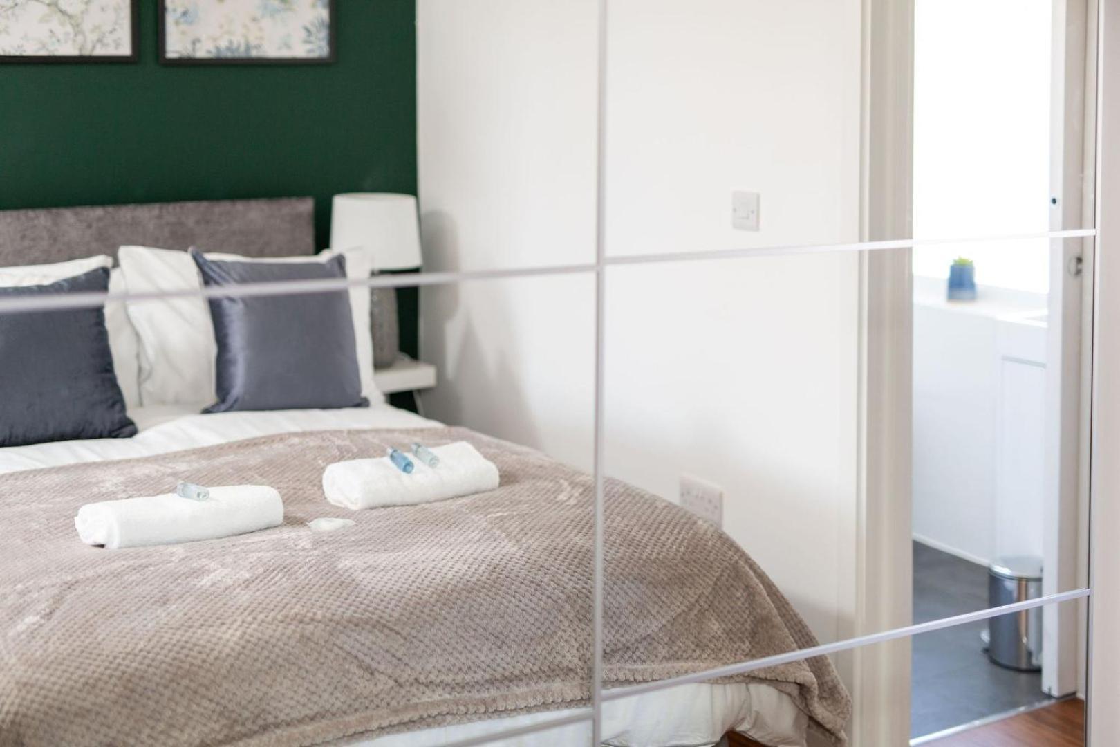 Studio Apartment With 65" Smart Tv Newport Kültér fotó