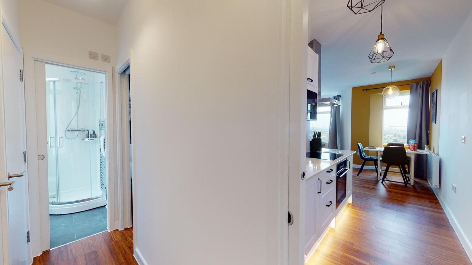 Studio Apartment With 65" Smart Tv Newport Kültér fotó