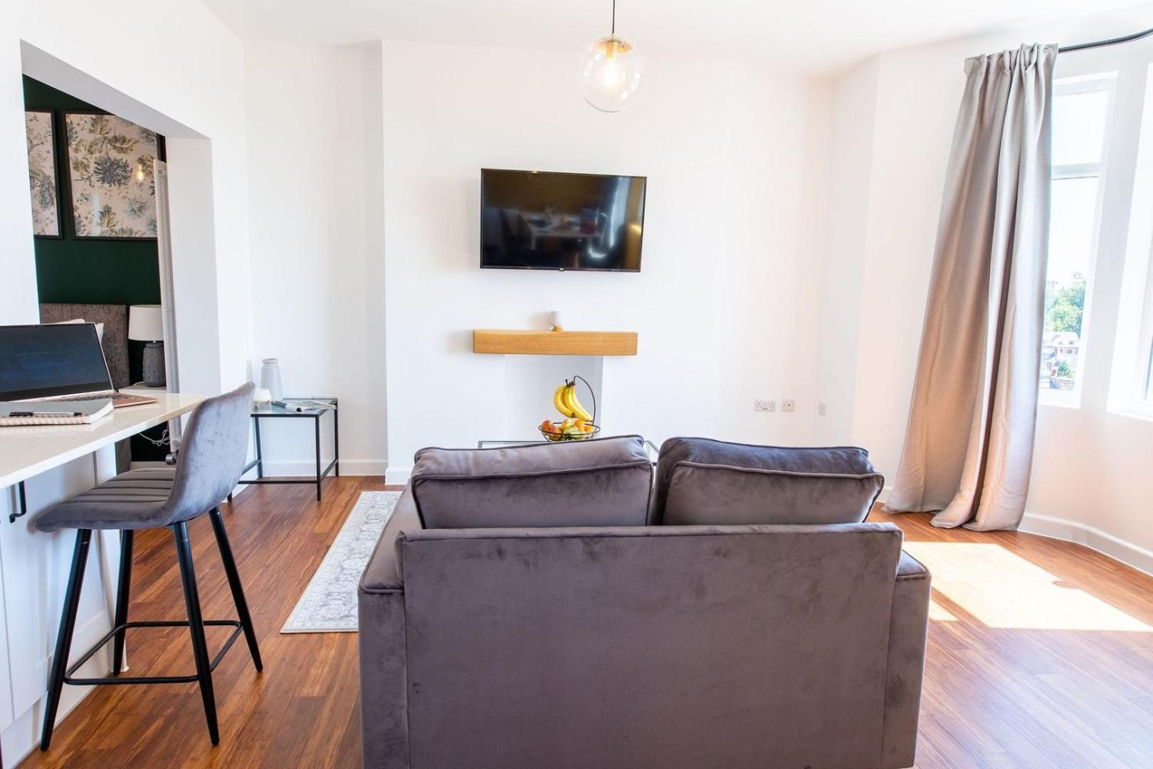 Studio Apartment With 65" Smart Tv Newport Kültér fotó