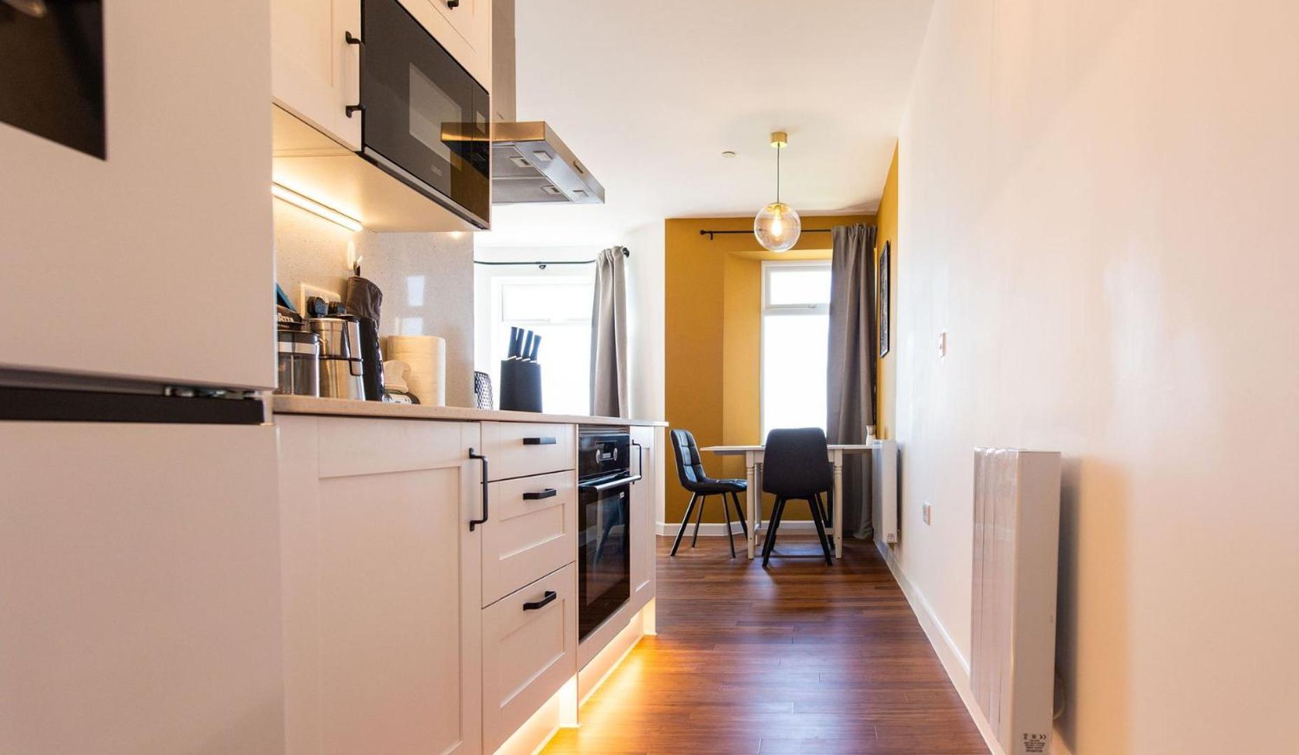 Studio Apartment With 65" Smart Tv Newport Kültér fotó