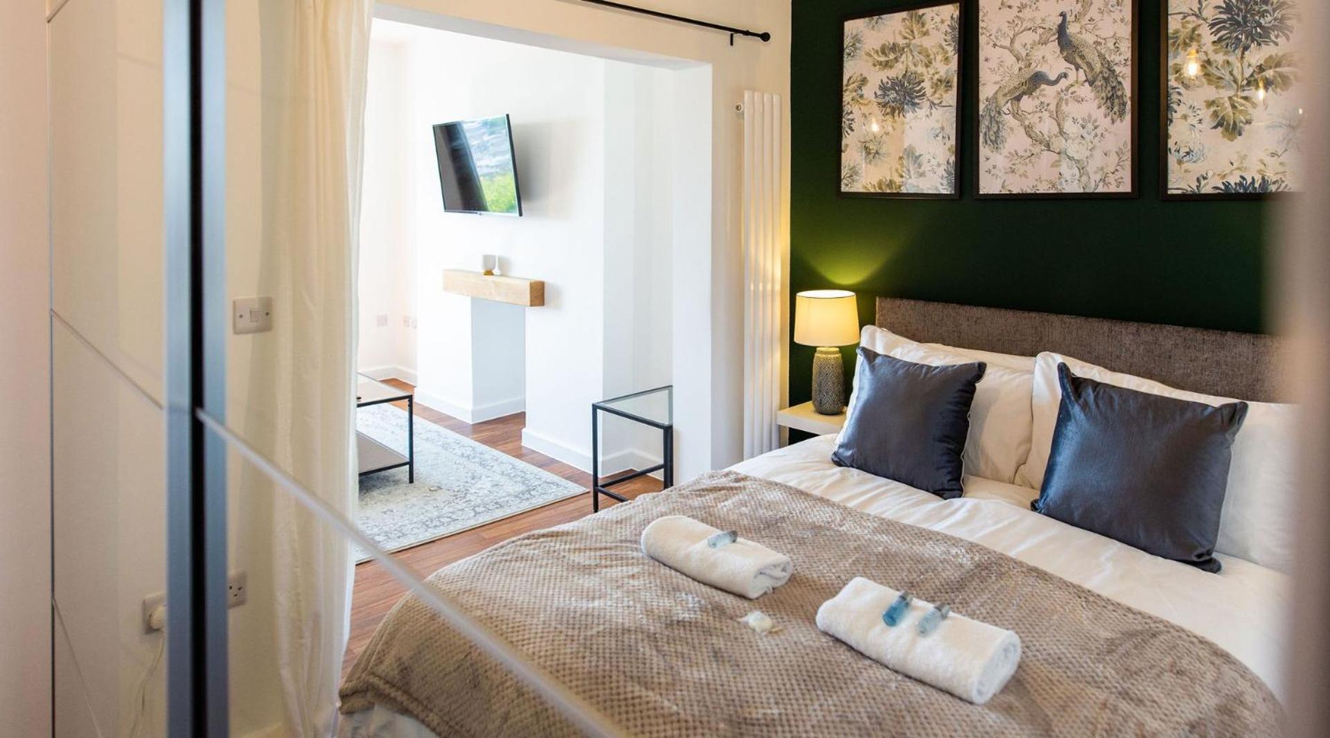 Studio Apartment With 65" Smart Tv Newport Kültér fotó